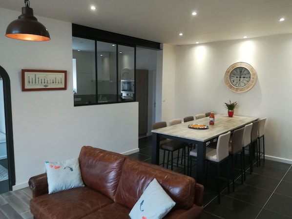 Interior - Seaside Family House with Jacuzzi, 800 m from the Beaches, Renovated in 2018 (Treffiagat)