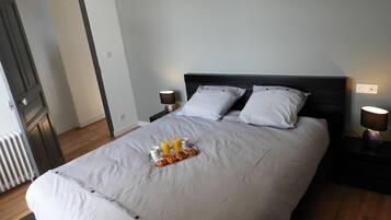 5 habitaciones, tabla de planchar con plancha y wifi gratis