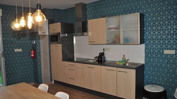 Kühlschrank, Mikrowelle, Herdplatte, Geschirrspüler