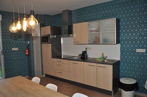 Réfrigérateur, micro-ondes, plaque de cuisson, lave-vaisselle