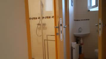 Dusche, Haartrockner, Handtücher, Seife