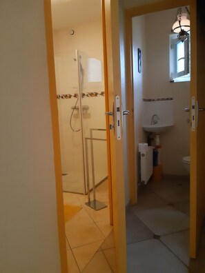 Dusche, Haartrockner, Handtücher, Seife