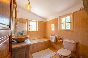 Ensemble douche/baignoire, sèche-cheveux, serviettes fournies