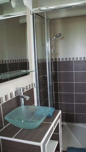 淋浴设施、毛巾、卫生纸