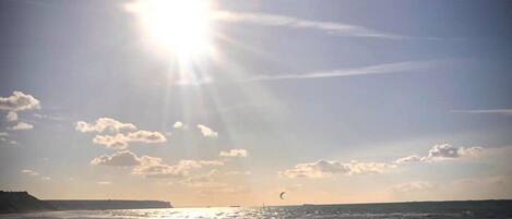 Vlak bij het strand, ligstoelen
