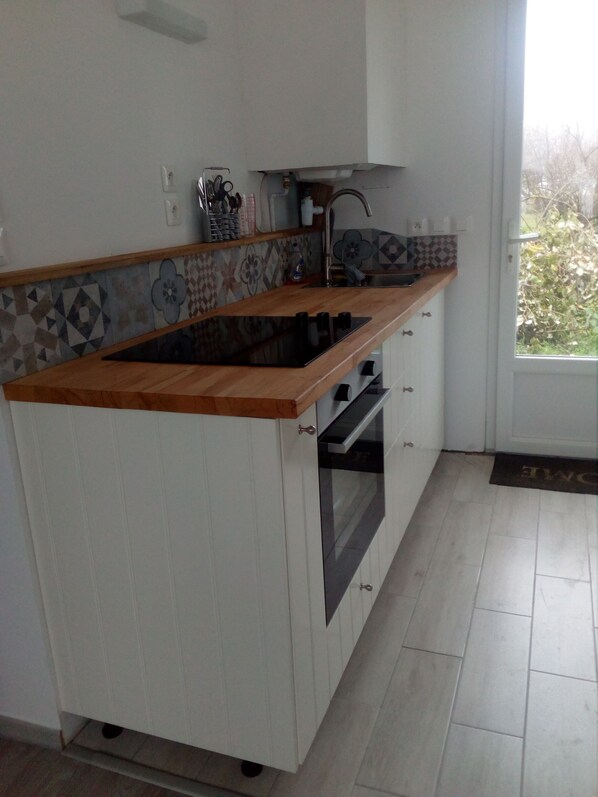 Fridge, microwave, oven, stovetop - Seaside house near the remains of the landing (Asnelles)