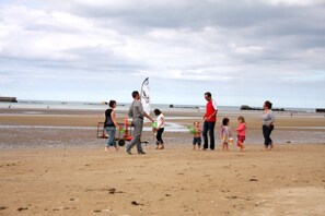 Beach nearby, sun-loungers - Seaside house near the remains of the landing (Asnelles)