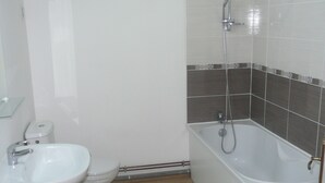 Duschwanne, Haartrockner, Handtücher, Toilettenpapier