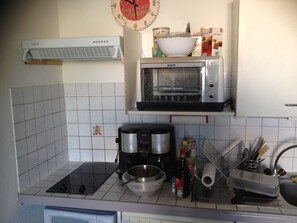 Kühlschrank, Mikrowelle, Ofen, Herdplatte