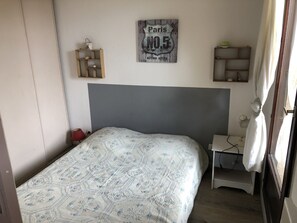 2 chambres, fer et planche à repasser