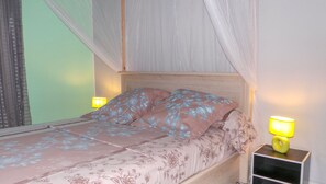 1 habitación, tabla de planchar con plancha y cuna de viaje 