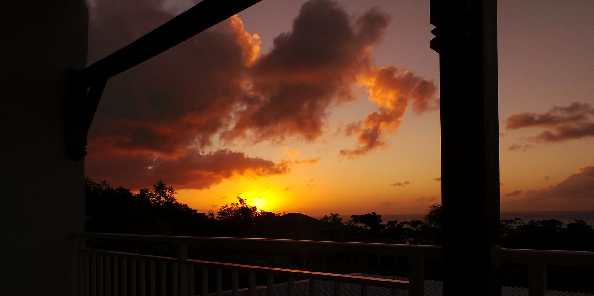 Vue sur le soleil couchant