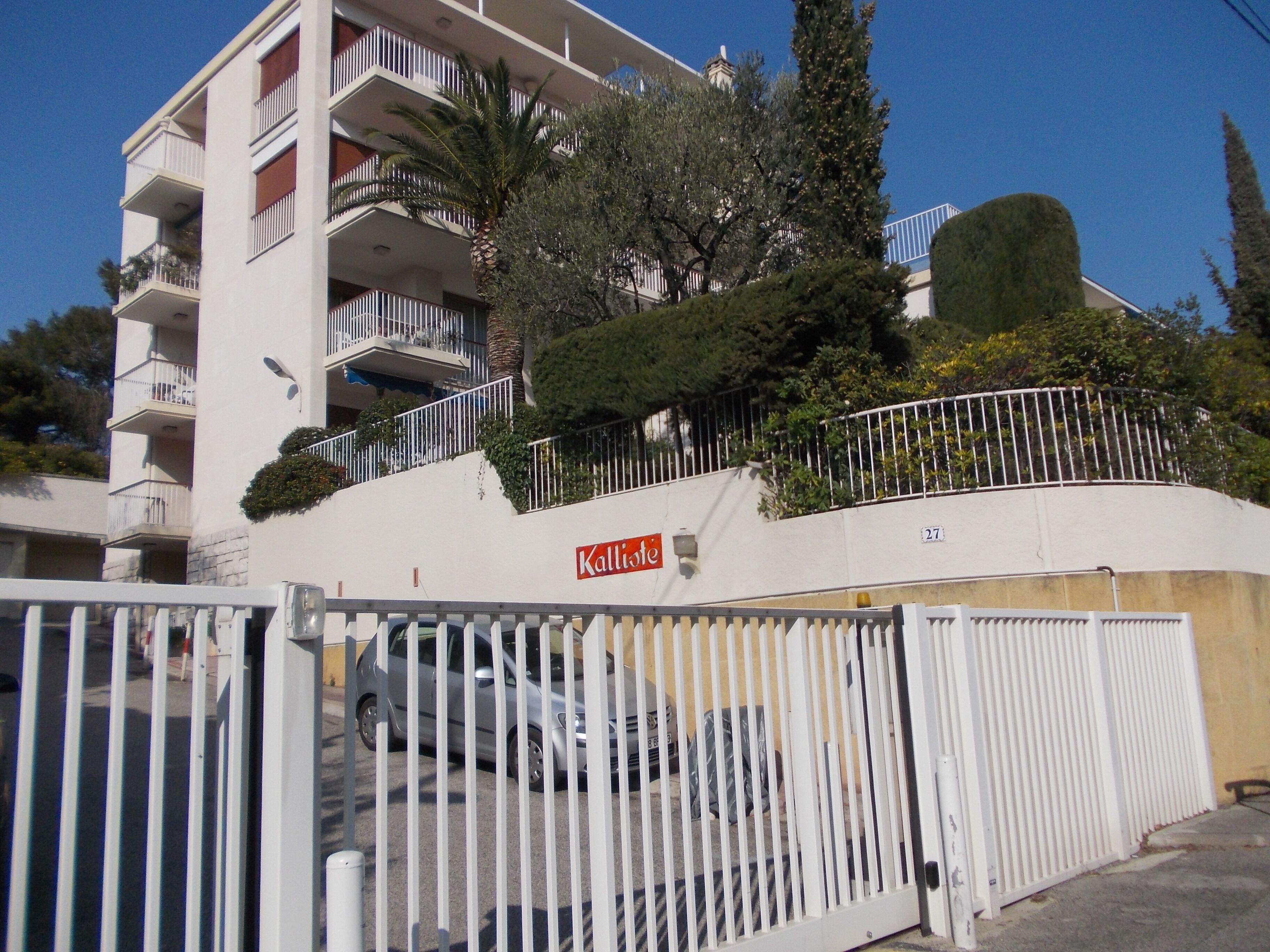CASSIS T2 on the ground floor with terraces + garden, in a quiet residence, 5 mins from the sea