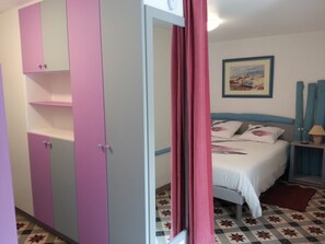 2 bedrooms, iron/ironing board, travel cot, WiFi