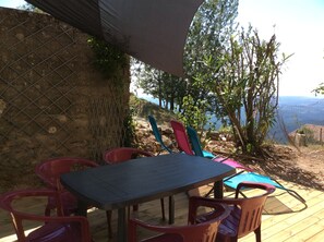 Outdoor dining - Detached house divided into 4 fully-equipped apartments. (Antisanti)