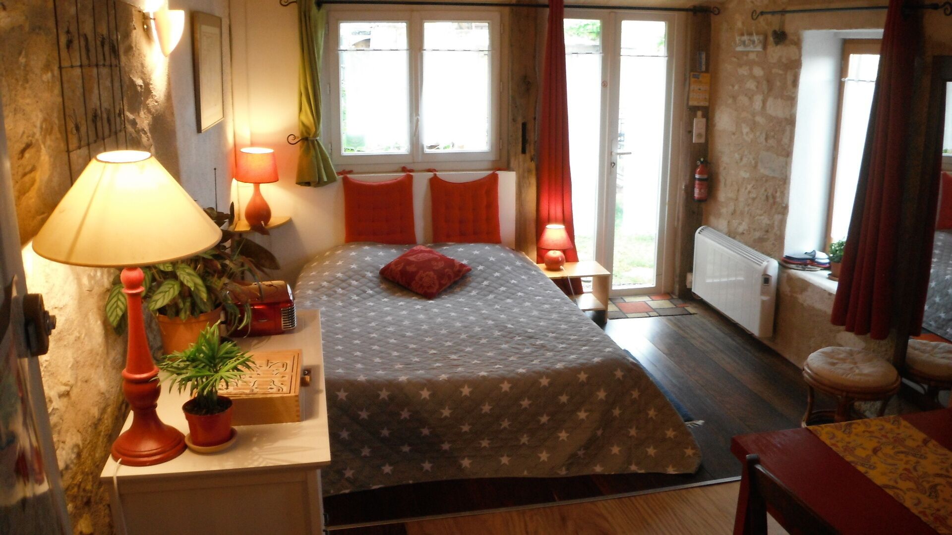 Quiet garden facing the castles for your stay in the Pays du Futuroscope