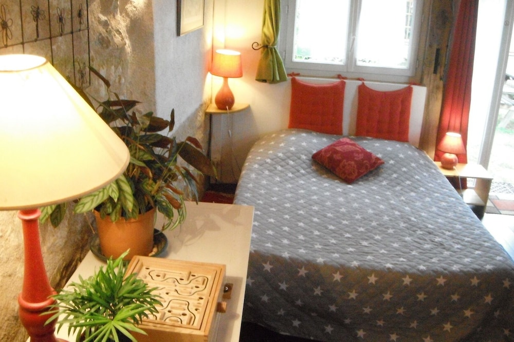 Quiet garden facing the castles for your stay in the Pays du Futuroscope