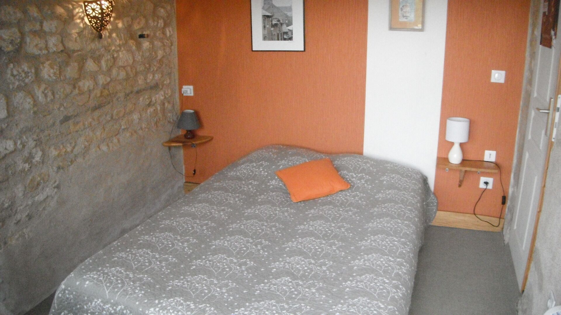 Quiet garden facing the castles for your stay in the Pays du Futuroscope