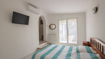 4 bedrooms, desk, iron/ironing board, travel cot