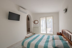 4 bedrooms, desk, iron/ironing board, travel crib - The House in Provence (L'Isle-sur-la-Sorgue)