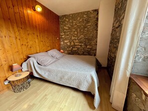 3 bedrooms, iron/ironing board, bed sheets