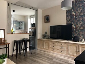 Fridge, microwave, oven, stovetop - Cosy town house in the heart of the Normandy bocage (Lisieux)