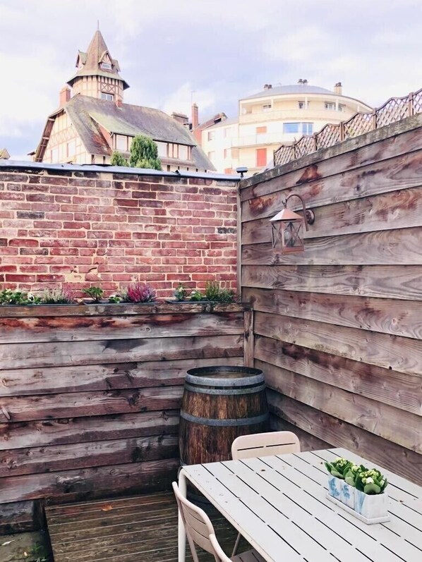 Outdoor dining - Cosy town house in the heart of the Normandy bocage (Lisieux)