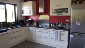 Een koelkast, een microgolfoven, een oven, een kookplaat