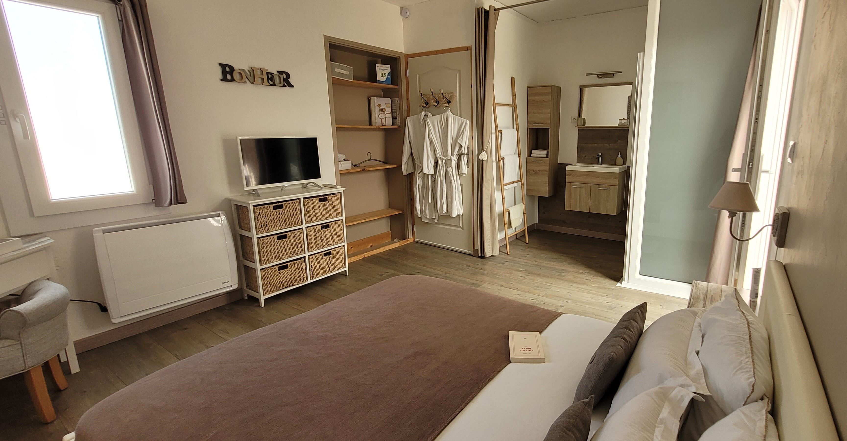 1 slaapkamer, een bureau, gratis wifi, beddengoed