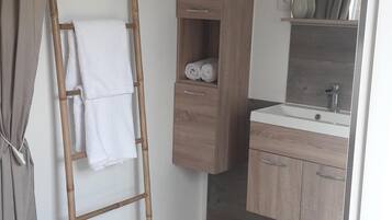 Dusche, Haartrockner, Handtücher, Seife