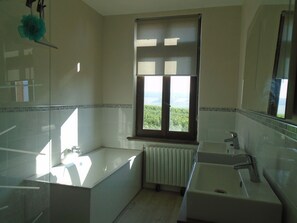 Ducha y bañera combinadas, secador de pelo, toallas y papel higiénico