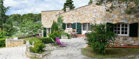 تناول الطعام بالخارج