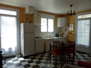 Kylskåp, mikrovågsugn, ugn och spishäll