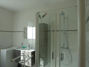 Shower, hair dryer, towels - The campaign in the city The Guédine classified 3 stars (Eymet)
