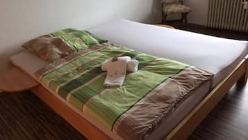 Ropa de cama hipoalergénica, escritorio, wifi gratis y ropa de cama