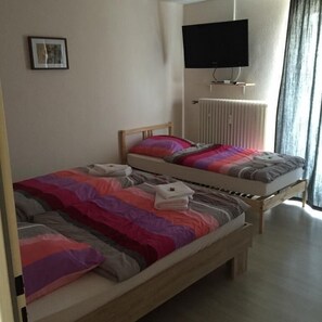 Tweepersoonskamer, niet-roken | Hypoallergeen beddengoed, een bureau, gratis wifi, beddengoed