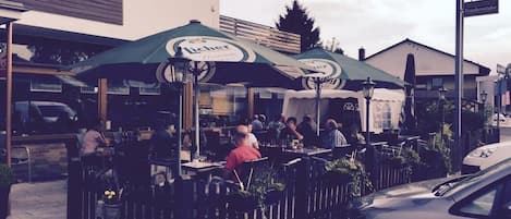 Déjeuner et dîner servis sur place, spécialités Cuisine régionale