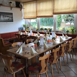 Lunch and dinner served, Regional cuisine - Gaststätte und Pension Frankenstube (Nidda)