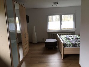 Double Room, Non Smoking | Hypo-allergenic bedding, desk, free WiFi, bed sheets - Gaststätte und Pension Frankenstube (Nidda)