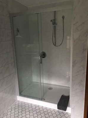 Tweepersoonskamer, niet-roken | Badkamer | Een douche, handdoeken