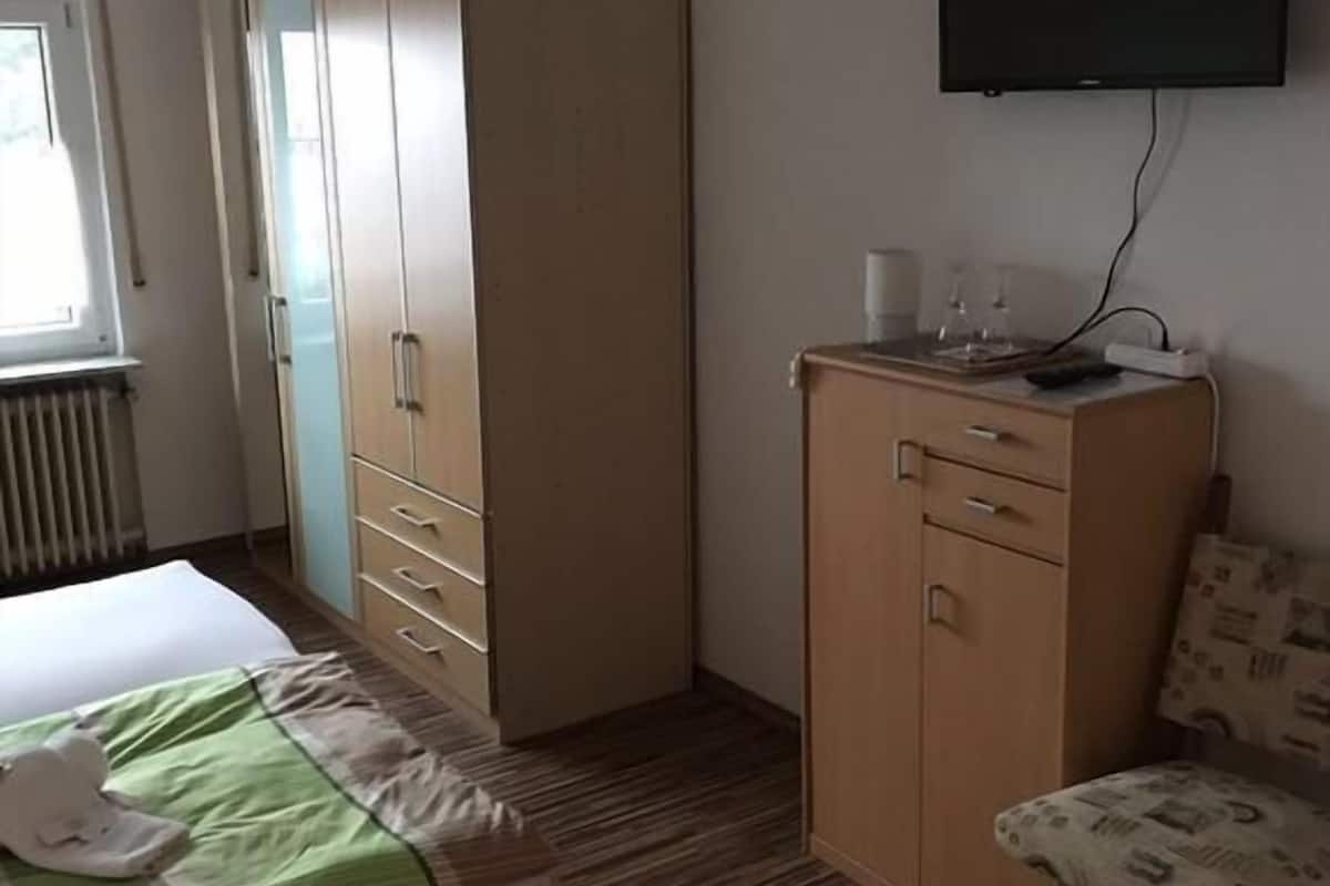 Double Room, Shared Bathroom | Hypo-allergenic bedding available, desk, WiFi (free), bed sheets