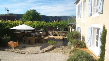 Vue sur la terrasse et les falaises dominant la Dordogne.