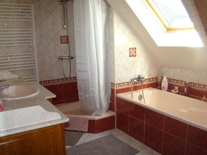 Bathtub, hair dryer, towels, soap - Villa in the heart of the Potters for 10 people (Soufflenheim)