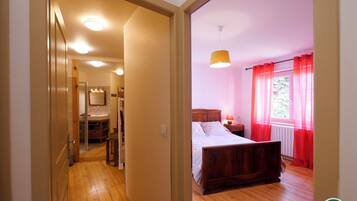 4 sovrum, skrivbord, strykjÀrn/strykbrÀda och resesÀng