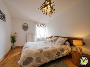 4 bedrooms, desk, iron/ironing board, travel cot