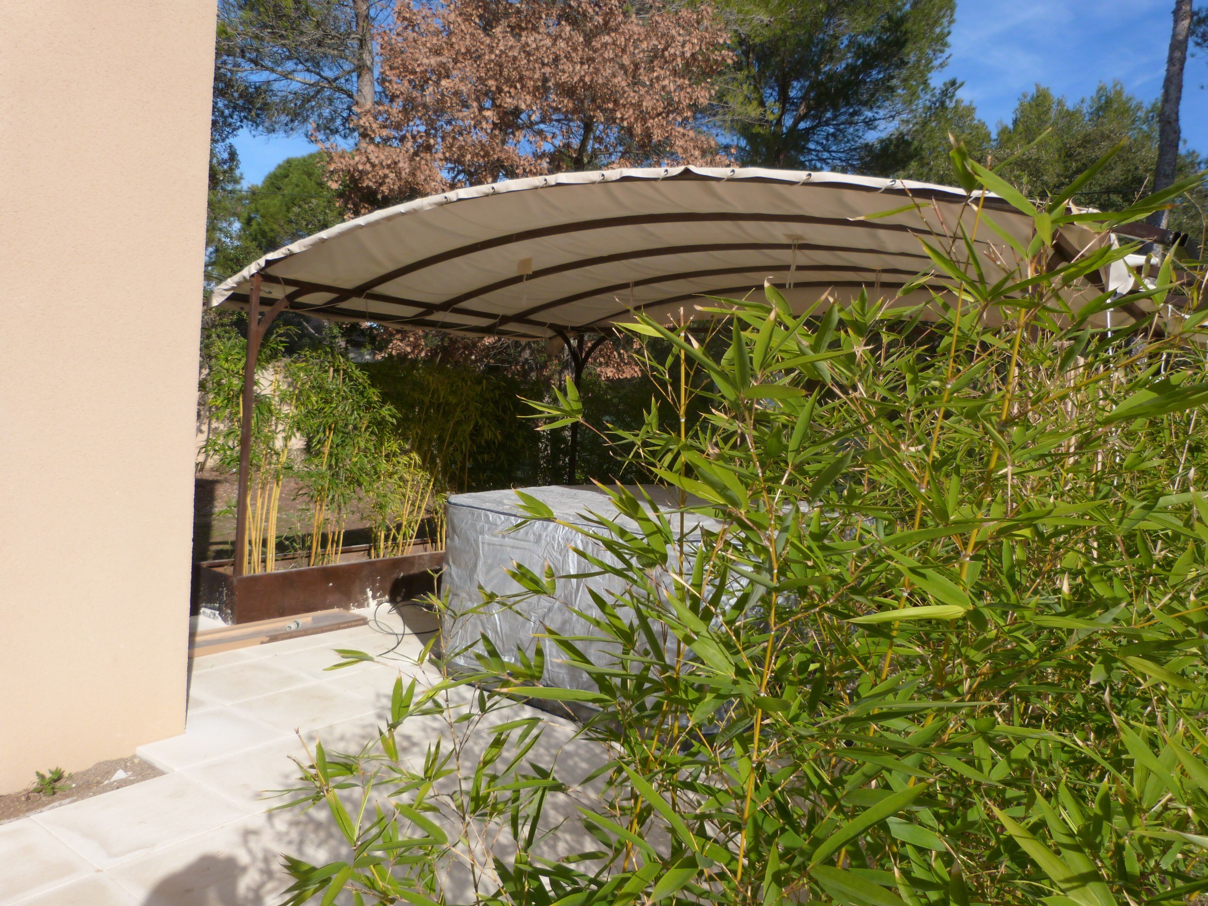 STUDIO WITH JACUZZI IN THE SHADOW OF THE CHENES