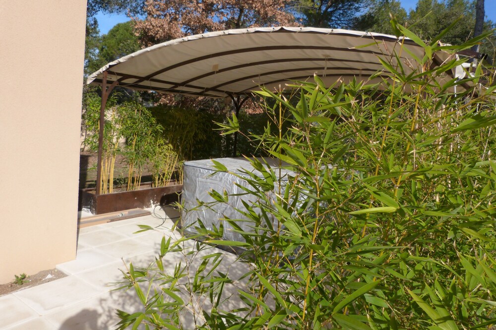 STUDIO WITH JACUZZI IN THE SHADOW OF THE CHENES