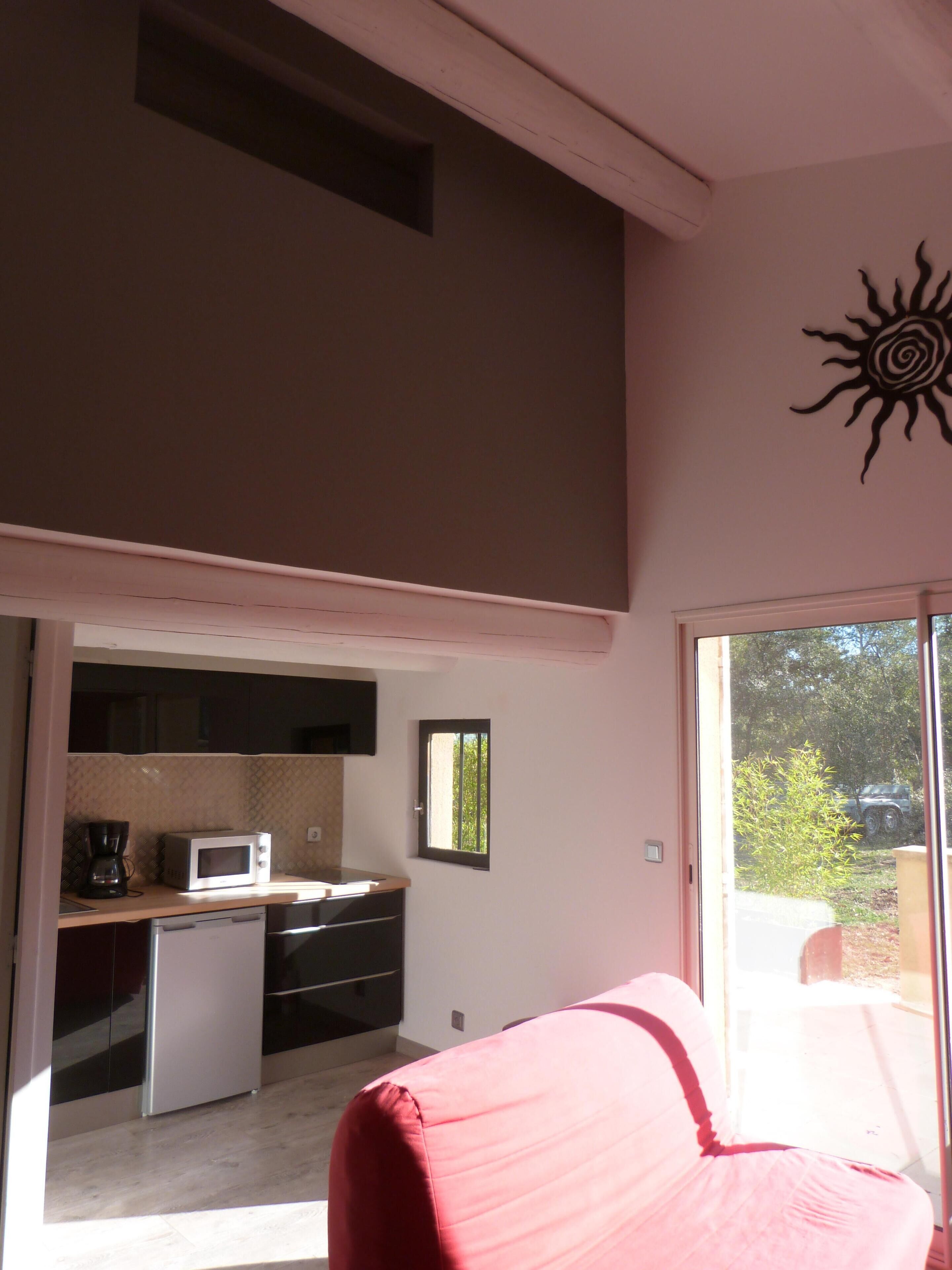 STUDIO WITH JACUZZI IN THE SHADOW OF THE CHENES