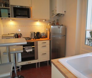 Micro-ondes, lave-vaisselle, cafetiĂšre/bouilloire