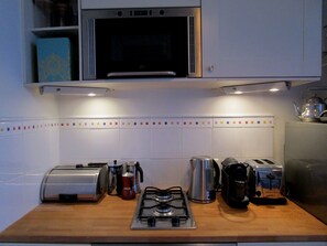 電子レンジ、食器洗い機、コーヒー / ティーメーカー、調理器具と食器